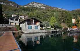 Двухуровневая вилла с панорамным видом на озеро Комо и горы в Оссуччо, Ломбардия, Италия за 4 450 € в неделю