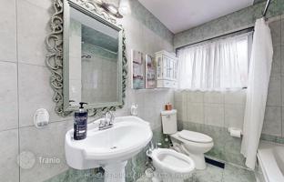 9-комнатный дом в Норт-Йорке за C$1 681 000
