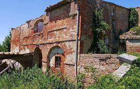 Вилла под реставрацию с прудом на участке в Монтерони-д’Арбии, Тоскана, Италия за 500 000 €