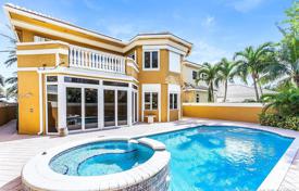 Средиземноморская вилла с бассейном, гаражом и балконом, Форт-Лодердейл, США за $2 350 000