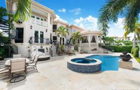 Просторная вилла с задним двором, бассейном, летней кухней, террасой и двумя гаражами, Корал Гейблс, США за 3 680 000 €