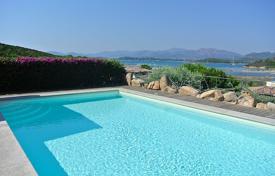 Красивая вилла с садом и бассейном в 250 метрах от пляжа, Капо-Кода-Кавальо, Италия за $7 000 в неделю