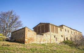 Ферма с виноградником, оливковой рощей и лесом в Монтальчино, Тоскана, Италия за 3 000 000 €