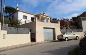 Вилла с бассейном, садом и гаражом в спокойном районе, рядом с пляжем, Льорет‑де-Мар, Испания за 280 000 €