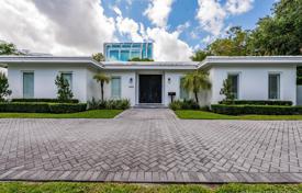 Полностью реконструированная вилла с участком, бассейном и террасой, Майами, США за 2 408 000 €