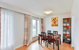 6-комнатный дом в городе в Скарборо, Канада за C$1 501 000