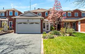 Дом в городе в Скарборо, Торонто, Онтарио,  Канада за C$1 229 000