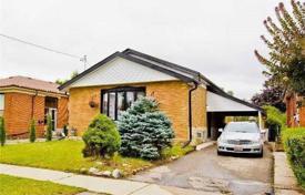 Дом в городе в Скарборо, Торонто, Онтарио,  Канада за C$1 006 000