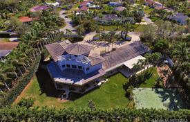 Просторный коттедж с участком, гаражами, баскетбольной площадкой и террасой, Майами, США за $1 650 000