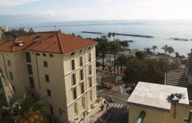 Квартира с превосходным видом на море, холмы и красивый променад Санремо расположена на последнем этаже элитного красивого здания за 1 050 000 €
