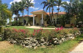Комфортабельная вилла с участком, бассейном, спа и гаражом, Майами, США за 1 537 000 €