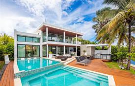 Современная вилла с задним двором, бассейном, зоной отдыха, террасой и гаражами, Майами-Бич, США за 7 484 000 €