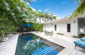 Полностью отремонтированная вилла с участком, бассейном, гаражом и террасой, Майами-Бич, США за 1 609 000 €