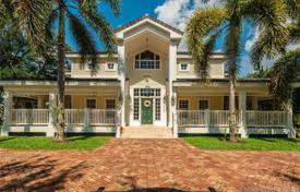 Просторная вилла с задним двором, бассейном, террасами и парковочным местом, Майами, США за 2 224 000 €