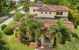 Роскошная вилла с задним двором, бассейном, террасой и гаражом, Майами, США за $1 600 000