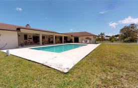 Просторная вилла с большим участком, бассейном, парковкой и террасой, Майами, США за $2 090 000