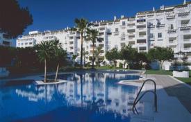 Просторные апартаменты с парковкой, террасой и видом на море в жилом комплексе с садом и бассейнами, Пуэрто-Банус, Испания за 1 150 000 €