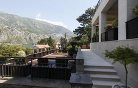 Новый дом с гаражом и живописным видом в 35 метрах от моря, Муо, Черногория за 1 750 000 €