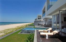 Элитная вилла с бассейном и просторным участком на первой линии от пляжа, Дананг, Вьетнам за $1 408 000