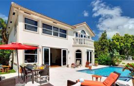 Роскошная вилла с задним двором, бассейном, садом, террасой и гаражом, Форт-Лодердейл, США за 1 800 000 €