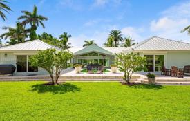Семейная вилла с бассейном, гаражом, частным доком террасой и видом на залив, Майами, США за $2 975 000