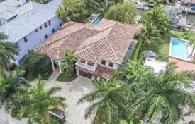 Просторная вилла с бассейном, террасой и двумя гаражами, Майами, США за $1 995 000