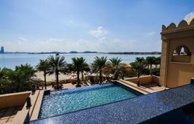 Трехкомнатные апартаменты в террасой в резиденции с бассейнами, ресторанами и собственным пляжем, Пальма Джумейра, Дубай, ОАЭ за 2 630 € в неделю