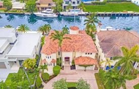 Роскошная вилла с задним двором, бассейном, террасой и двумя гаражами, Форт-Лодердейл, США за $2 249 000
