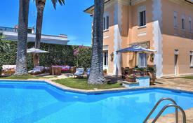 Классическая вилла с бассейном и садом в 50 метрах от пляжа, Санта-Маринелла, Италия за 7 900 € в неделю