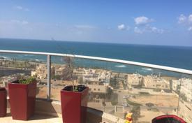 Современные апартаменты с тремя террасами и видом на море в светлой резиденции с бассейном, на первой линии от пляжа, Нетания, Израиль за $901 000