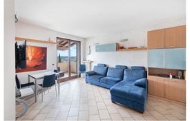 Двухуровневые апартаменты с видом на озеро в резиденции с бассейном, в престижном районе, Лацизе, Италия за 620 000 €