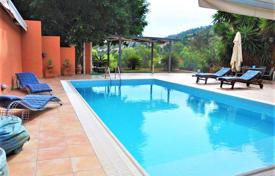 Двухэтажная меблированная вилла с бассейном рядом с пляжем на Пелопоннесе, Греция за 800 000 €