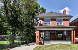 Дом в городе в Йорке, Торонто, Онтарио,  Канада за C$980 000