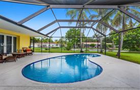 Уютная вилла с задним двором, бассейном и зоной отдыха, Майами, США за 888 000 €