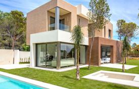Комфортабельная вилла с задним двором, бассейном, зоной отдыха и террасой, Бенидорм, Испания за 765 000 €
