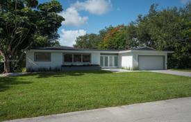 Уютная вилла с задним двором, бассейном, зоной отдыха и гаражом, Майами, США за $948 000