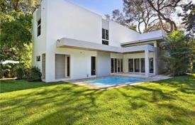 Уютная вилла с задним двором, бассейном, террасой и двумя гаражами, Майами, США за $2 395 000