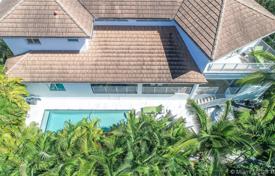 Очаровательная вилла с бассейном, гаражом и террасой, Ки-Бискейн, США за $3 190 000