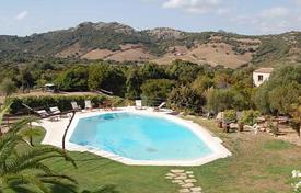 Комфортабельная вилла с бассейном, садом и гостевым домом, Байа Сардиния, Италия за 5 900 € в неделю