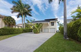 Прибрежный коттедж с участком, парковкой, гаражом, террасой и видом на залив, Майами-Бич, США за $4 595 000