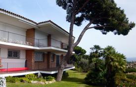 Двухэтажная вилла с бассейном, садами и теннисным кортом рядом с центром Пладжа‑де-Аро, Испания за 2 300 000 €