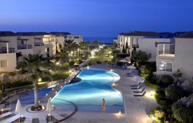 Современная квартира прямо на пляже в роскошном жилом комплексе с бассейном и садом, Платаньяс, Крит, Греция за 330 000 €