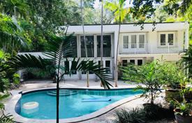 Просторная вилла с задним двором, бассейном, зоной отдыха, террасами и парковкой, Майами, США за $2 390 000