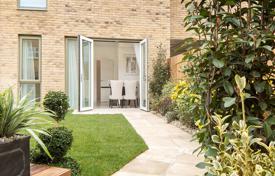 Новый трехэтажный дом с садом и двумя парковочными местами в резиденции с парком, недалеко от центра Лондона, Великобритания за £933 000