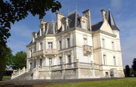 Изящный замок конца 19-го века, с прекрасным парком в Шаранте за 1 800 000 €