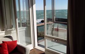 Апартаменты с видом на море находятся в резиденции с бассейном и собственным участком пляжа за 390 000 €