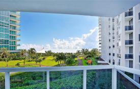 Уютные апартаменты с террасой и видом на океан в современной резиденции, на первой линии от пляжа, Бал Харбор, Флорида, США за $815 000