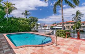 Просторная вилла с задним двором, бассейном, зоной барбекю, патио, террасой и гаражом, Майами-Бич, США за $1 500 000