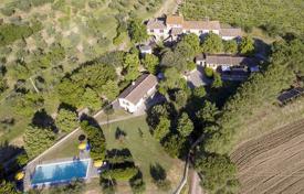 Традиционная вилла с гостевым домом, виноградником и оливковой рощей в Кортоне, Тоскана, Италия за 980 000 €