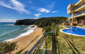 Двухэтажная вилла с бассейном и прямым выходом на пляж на первой линии у моря, Льорет‑де-Мар, Испания за 2 950 000 €